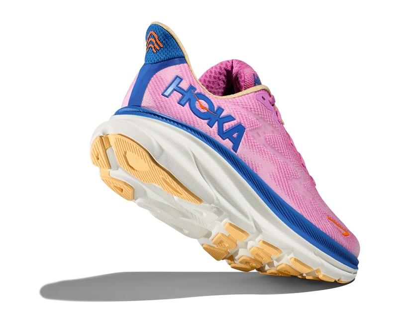 HOKA Clifton 9 女款配色，海棠粉、紫丁香粉，4,880元。