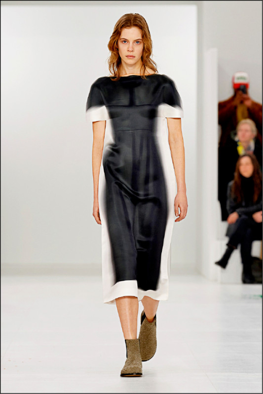 Loewe開場服裝以模糊的印花呈現。