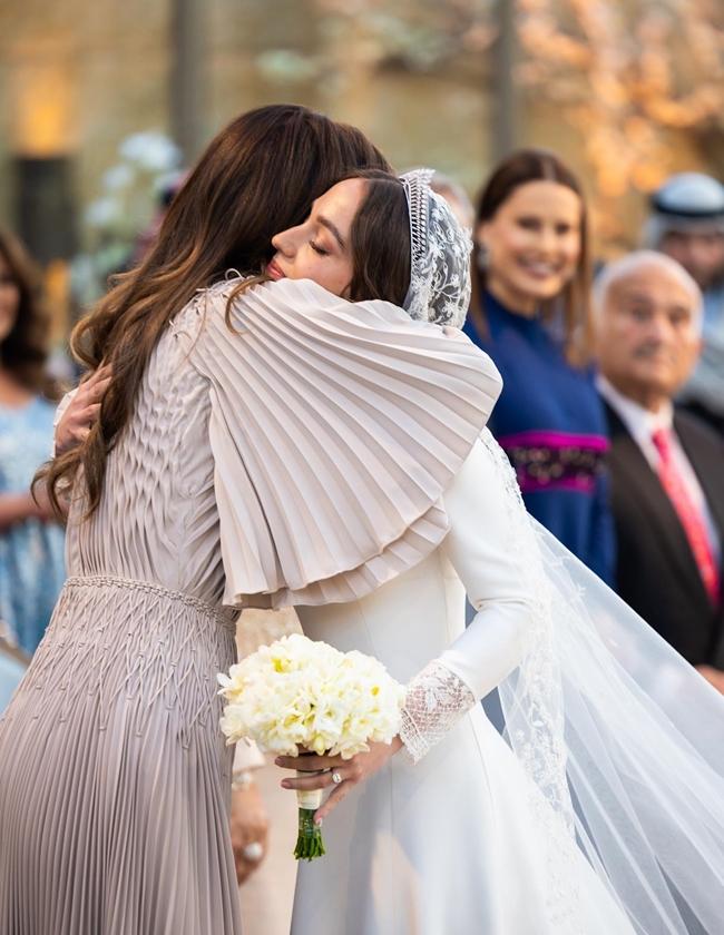 母女相擁的這個畫面被讚是最美的一幕。（翻攝自queenrania ig）