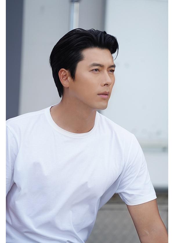 玄彬難得換上乾淨白T。