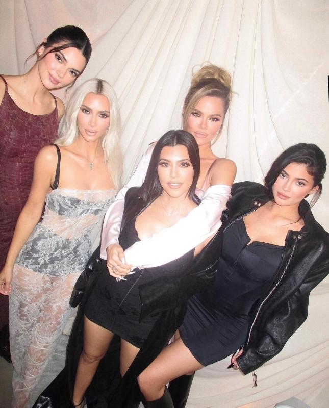 Kim Kardashian（左二）五姊妹都是話題人物。（截自kimkardashian IG）