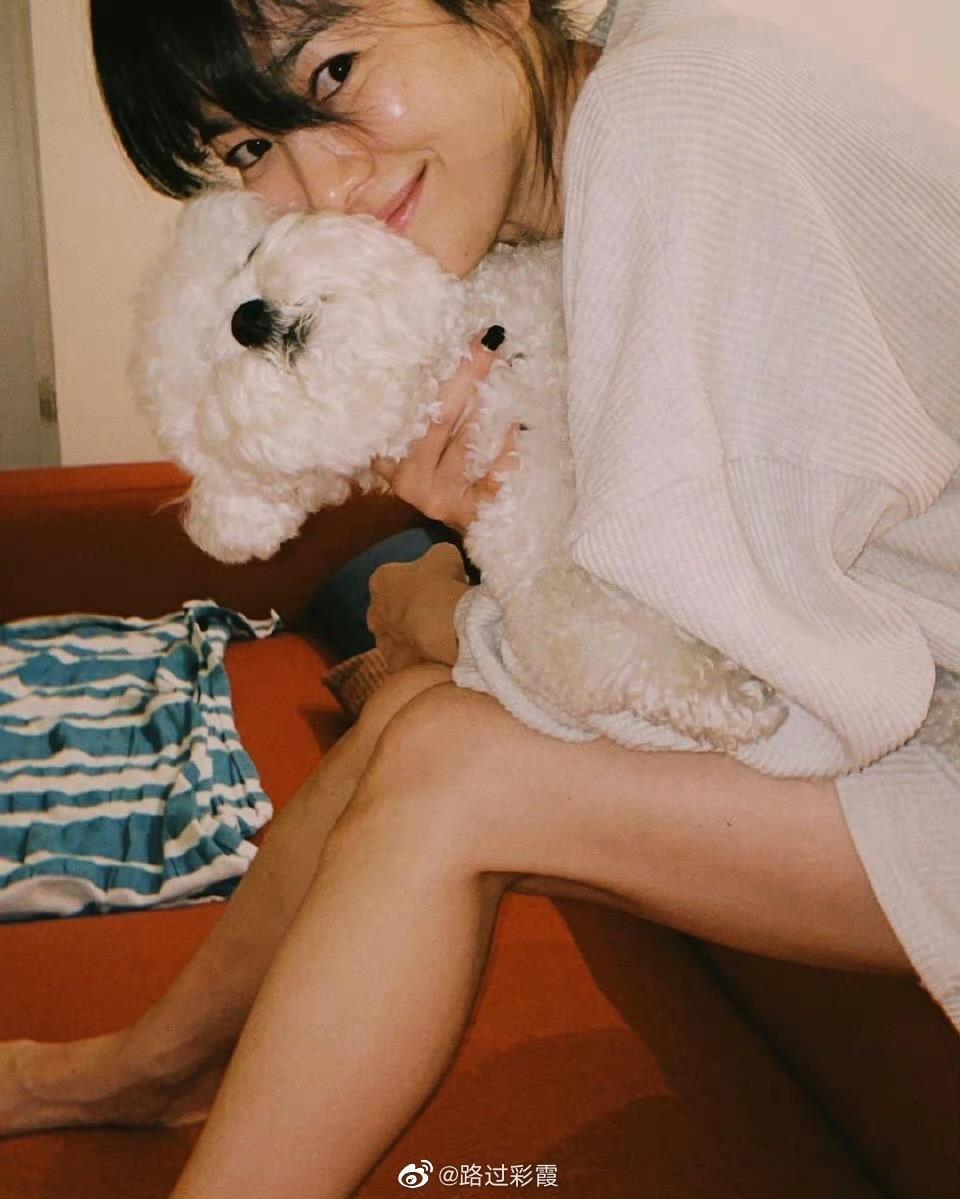 喬妹曬出和愛犬RUBY臉貼臉親密合照，素顏皮膚超好。