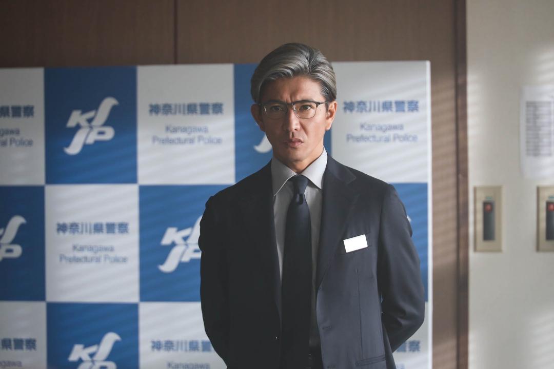 木村拓哉頂著銀白髮、戴眼鏡及西裝造型讓許多劇迷直呼帥翻了。（friDay影音提供、官方Twitter）