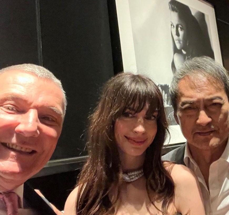 寶格麗總裁Jean-Christophe Babin先生與安海瑟薇開心自拍。（翻攝自instagram）
