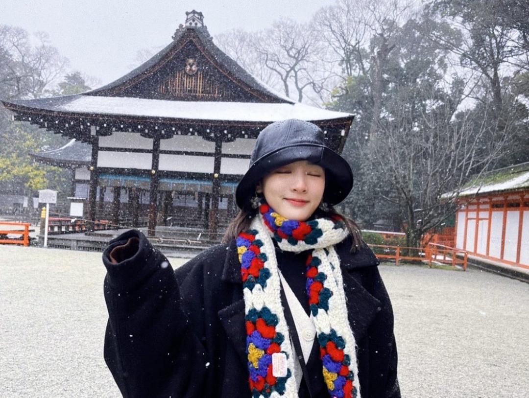 王淨與男友曹佑寧一同遊日本，開心地圍上在古著店挖寶到的復古圍巾。(截自王淨instagram)