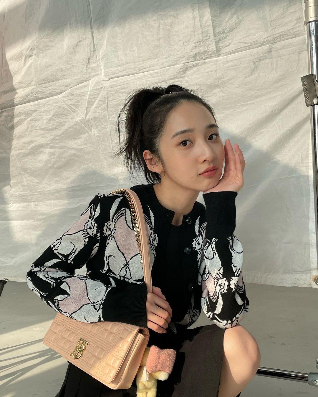 李沐時常以飽和度較低的配色為主，搭配起來豐富卻又不雜亂。(截自李沐instagram)