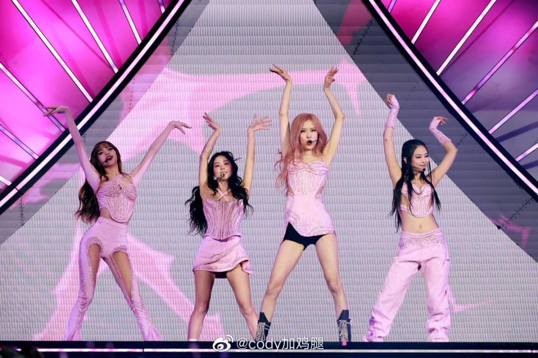 BLACKPINK音樂節表演當服裝秀！Jennie、Lisa、Jisoo、Rosé性感戰袍大起底