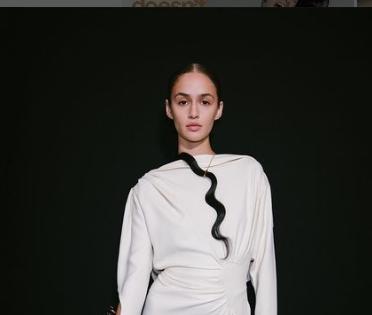 吹整過程中，高溫過熱容易導致髮絲流失過多的水分。