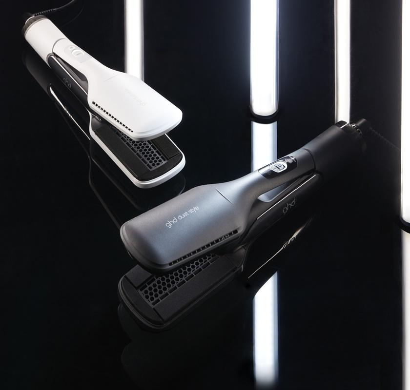 ghd duet造型夾吹風機，⿊、⽩兩⾊，售價14,500元。 
