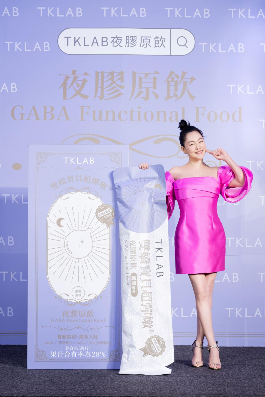 小s身穿桃紅色低胸禮服，小秀性感。