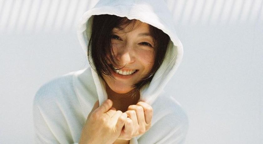 42歲廣末涼子橫躺操場露出「少女燦笑」！網驚：20年都沒變