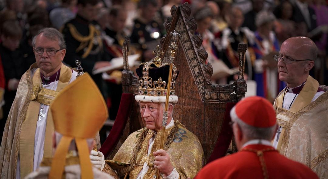 查爾斯加冕》揭秘「聖愛德華王冠」！英王一生僅戴一次　純金框架超過2公斤重