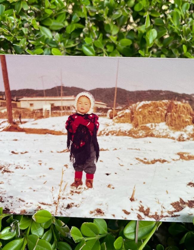 崔智友幼時照，站在雪地裡紅通通的小臉擺姿勢。