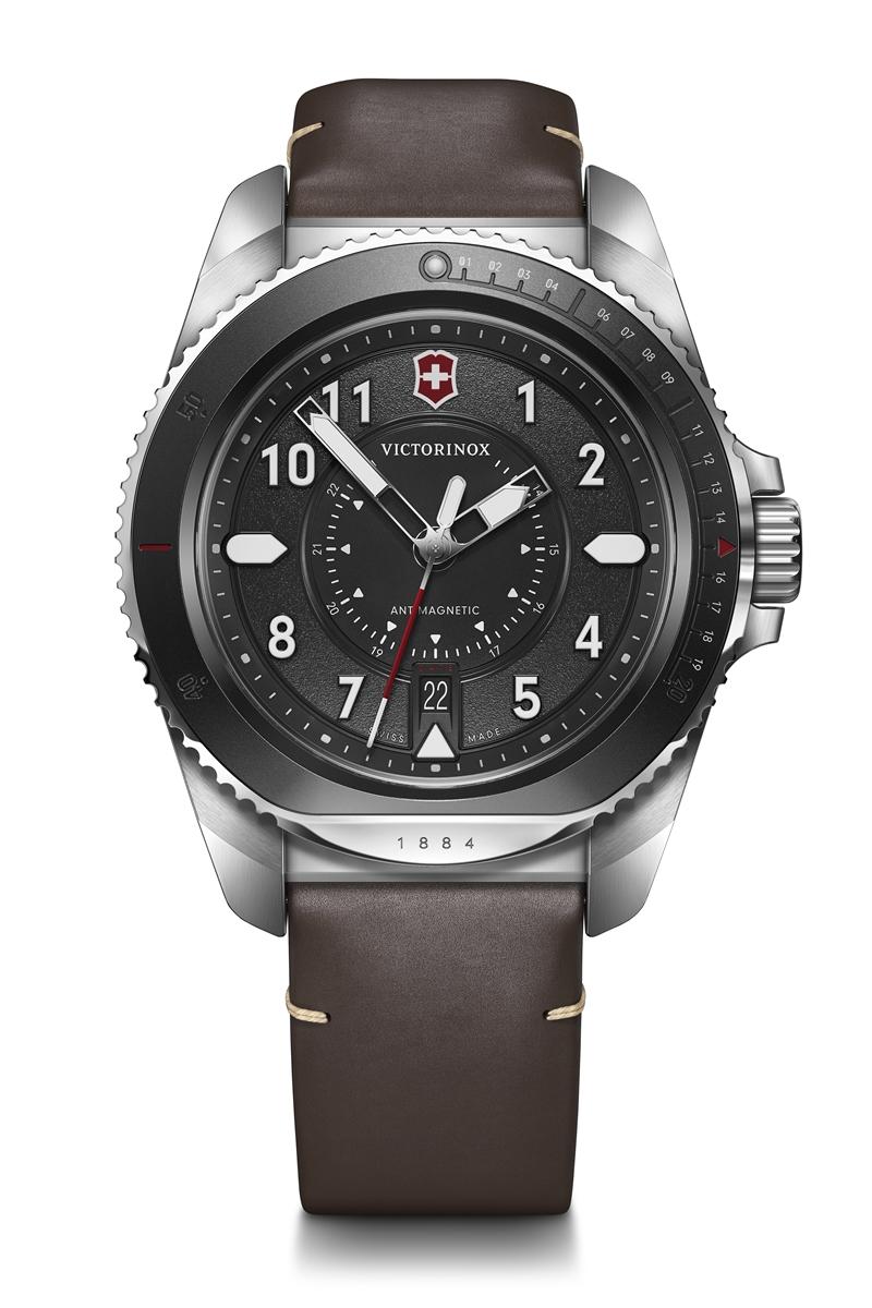 Victorinox Journey 1884石英腕錶，石英機芯，再生不銹鋼錶殼（部分為黑色PVD），時分秒顯示、日期窗，錶徑43mm，防水深度200米，23,500元