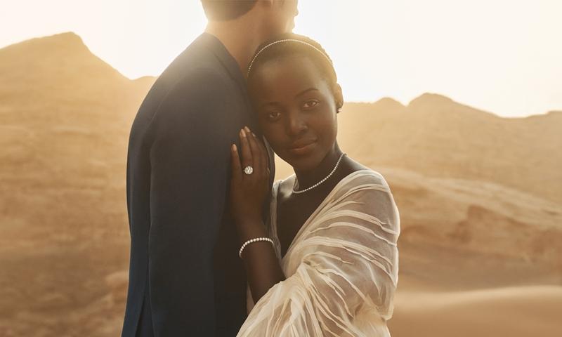 Lupita Nyong'o 演繹 De Beers Jewellers 「Where it Begins 」經典單鑽與婚嫁珠寶系列形象廣告。（De Beers提供）