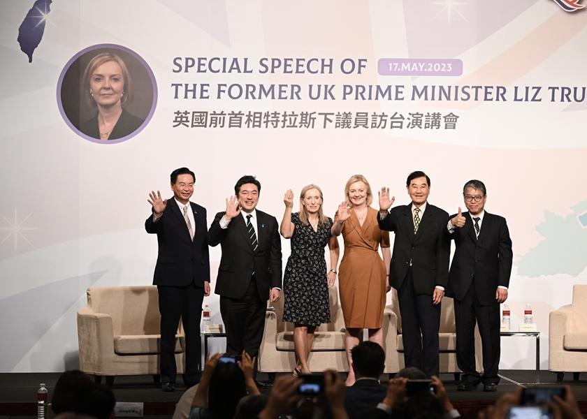 特拉斯（右三）1在台發表演講，美國全球婦女議題無任所大使Kelley Currie（左三）、日本前防衛副大臣中山泰秀（左二）、遠景基金會董事長陳唐山（右二）、執行長賴怡忠（右一）、外交部長吳釗燮（左一）出席活動。（記者羅沛德攝）