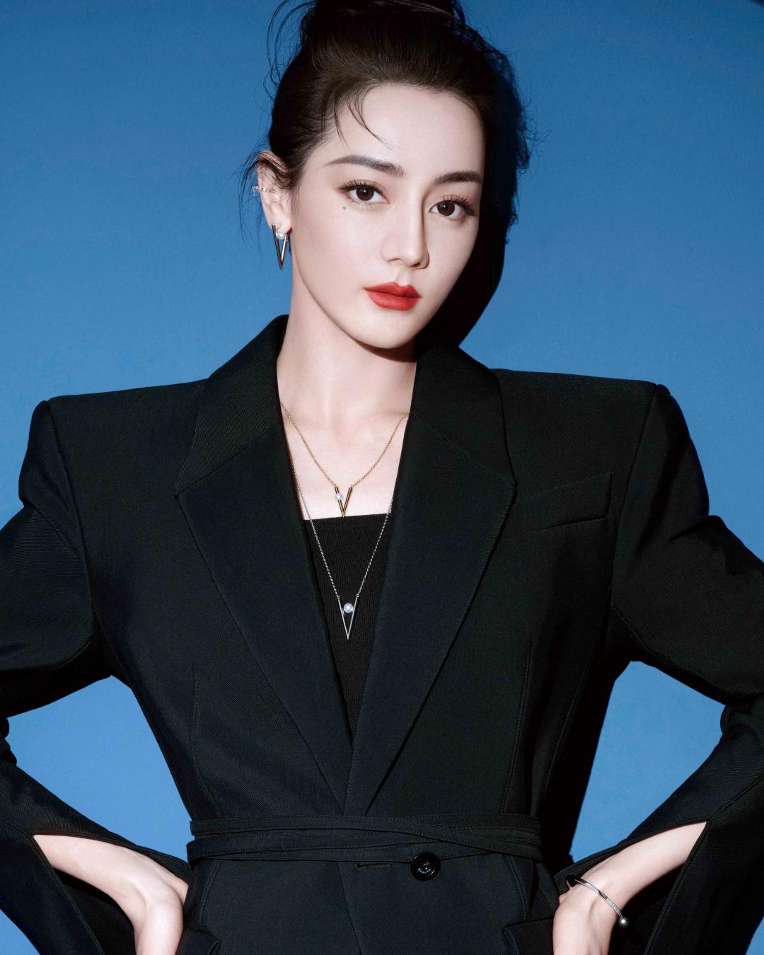 迪麗熱巴佩戴MIKIMOTO V Code系列。