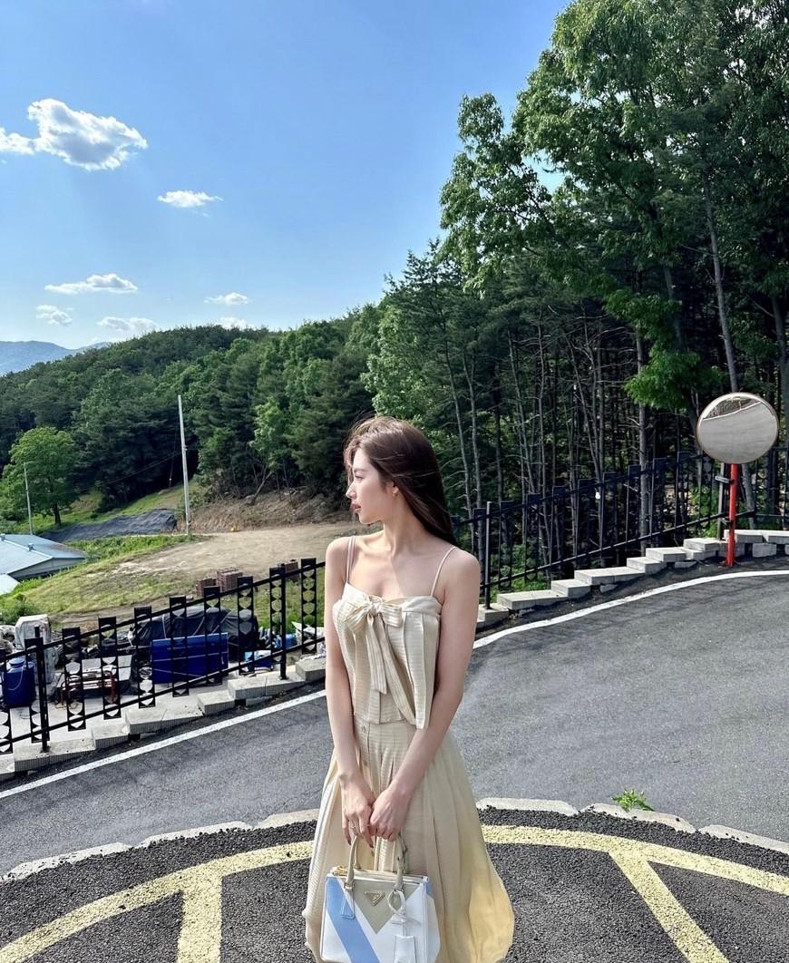 其中一張正面入鏡的巧妙秀出胸前陰影為可愛造型增加性感元素。（翻攝自instagram）
