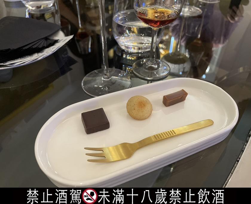 鑑賞會上特邀畬室法式巧克力Yu Chocolatier打造三款甜點帶出軒尼詩百樂廷的獨特風味。（記者余崇慧攝）