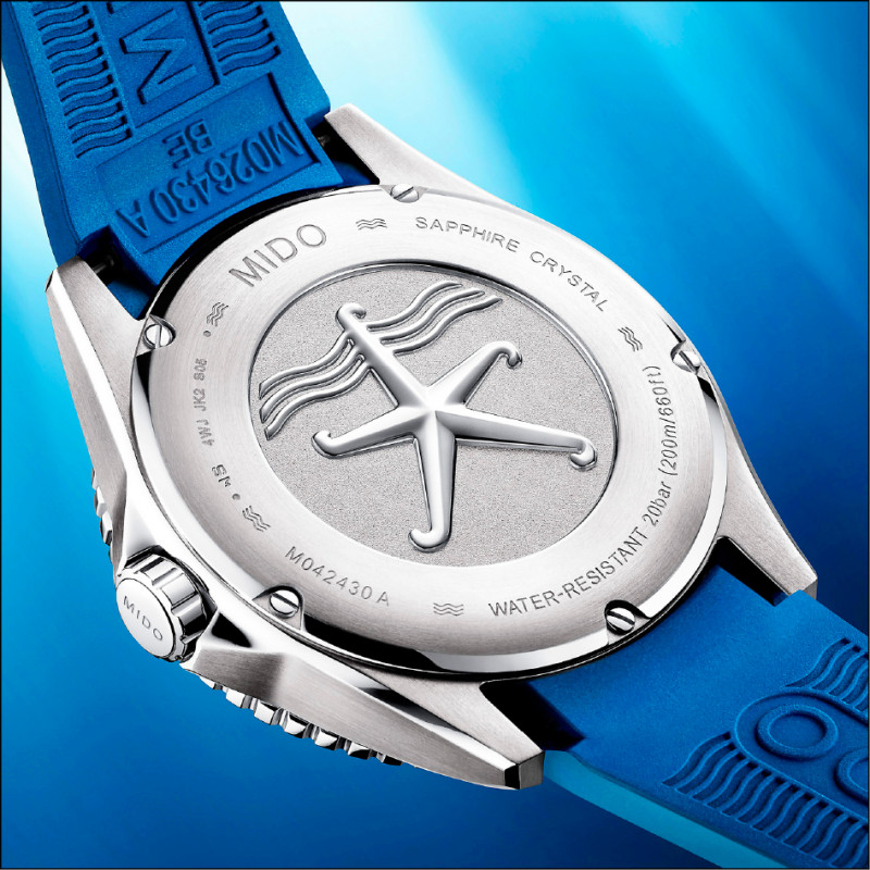 旋入式錶底蓋刻有霧面浮雕海星圖案，是海洋之星的標誌。