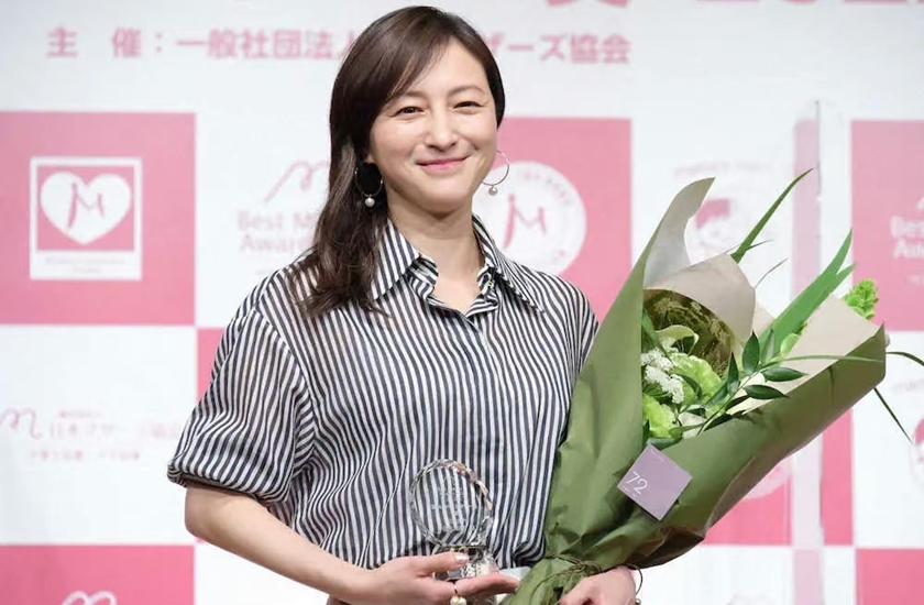 廣末涼子2022年才拿下最佳媽媽殊榮。（翻攝自weibo）