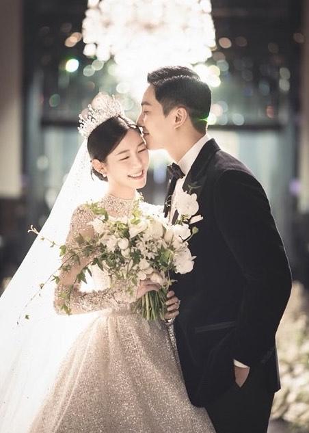 李多寅多件白紗都以刺繡、水鑽吸睛，婚禮主紗在燈光下閃耀銀色光澤，十分耀眼。（翻攝自@byhumanmade李昇基經紀公司IG）