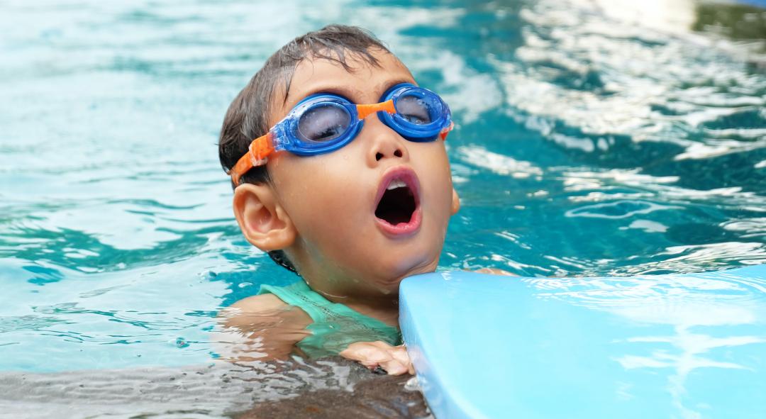 孩子穿藍色泳裝最危險！美國游泳教練、防溺水協會最推這幾色