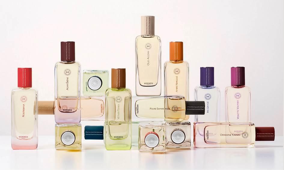 香水經典的提燈形瓶身設計，搭配瓶蓋上的馬鞍針法皮革細節。