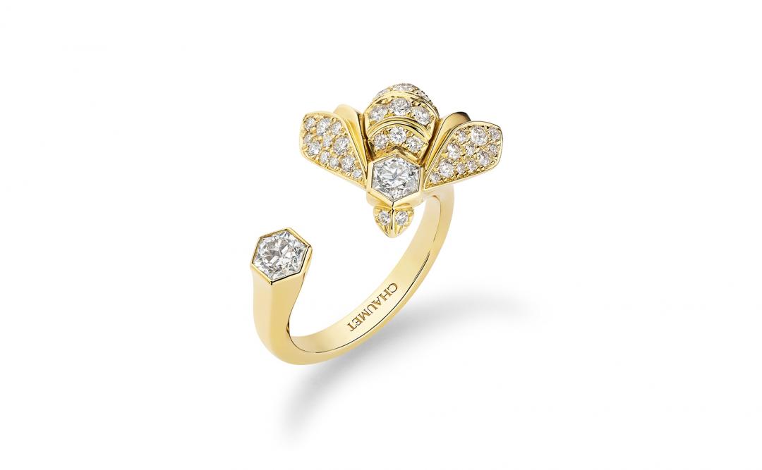 Chaumet Bee My Love系列18K黃金戒指，鑲嵌2顆Taille Impératrice（皇后式切割）鑽石及明亮式切割鑽石，價格店洽。