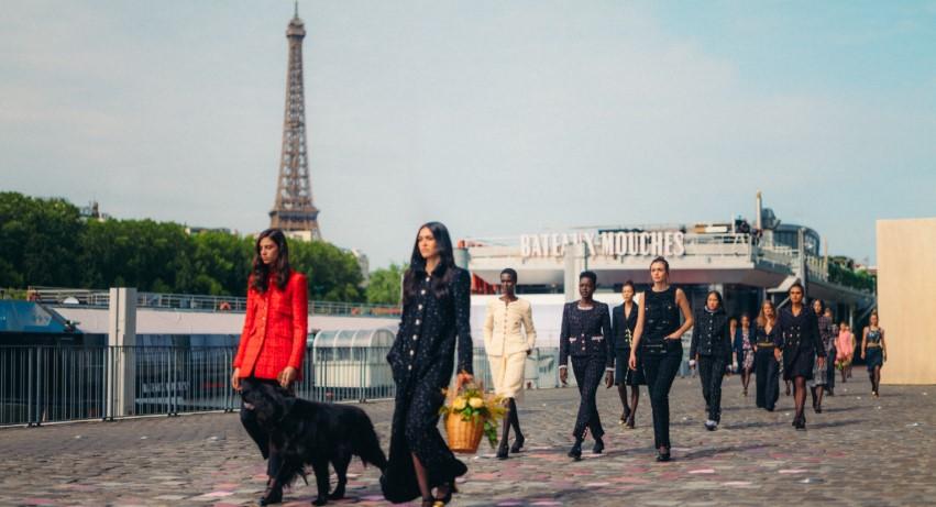 巴黎高訂秀塞納河畔登場　Chanel體現女性著裝美學