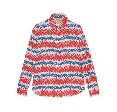 亮眼的紅藍條紋，細看之下藏著「Gucci Loves You」的字樣。Gucci印花襯衫，58,000元。