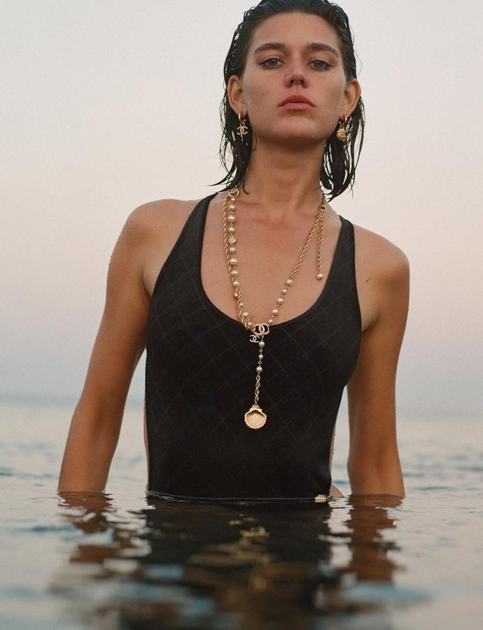 Chanel COCO BEACH系列形象大片再度邀來瑞士模特兒Vivienne Rohner與她的攝影師男友Theo Wenner合作。