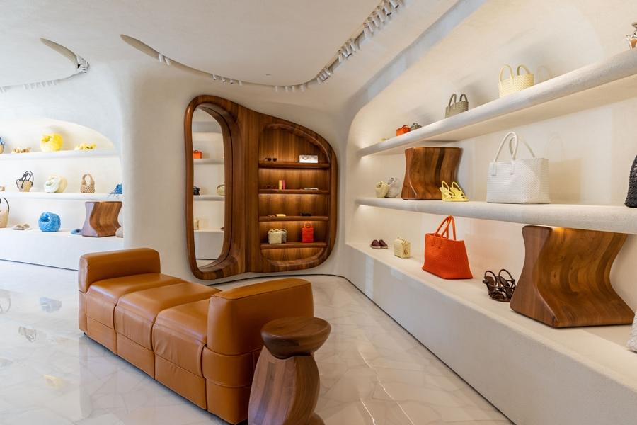 Bottega Veneta度假系列專門店，透過明亮採光與溫潤空間感帶出美好假期氛圍。