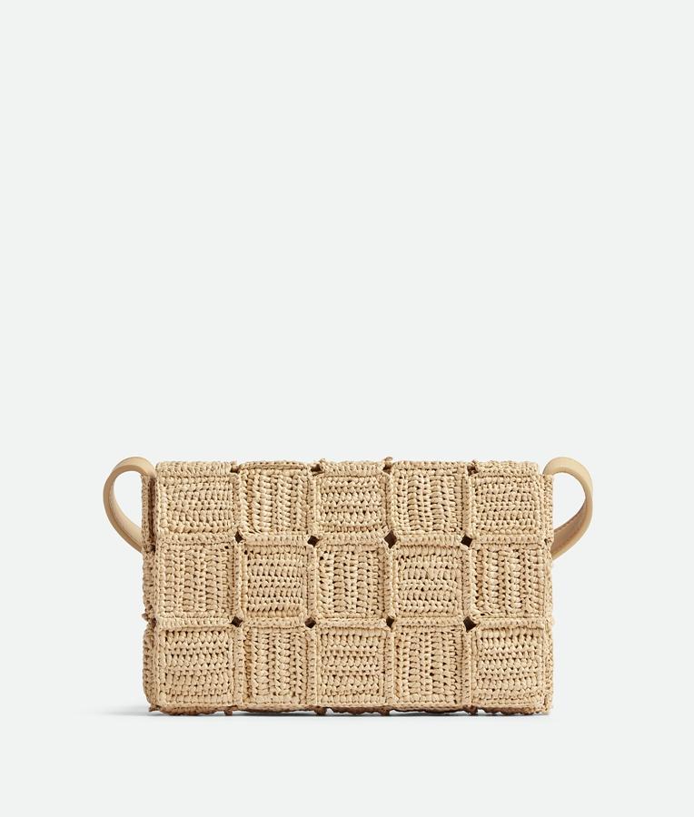 Bottega Veneta拉菲草編織肩背包，103,400元。