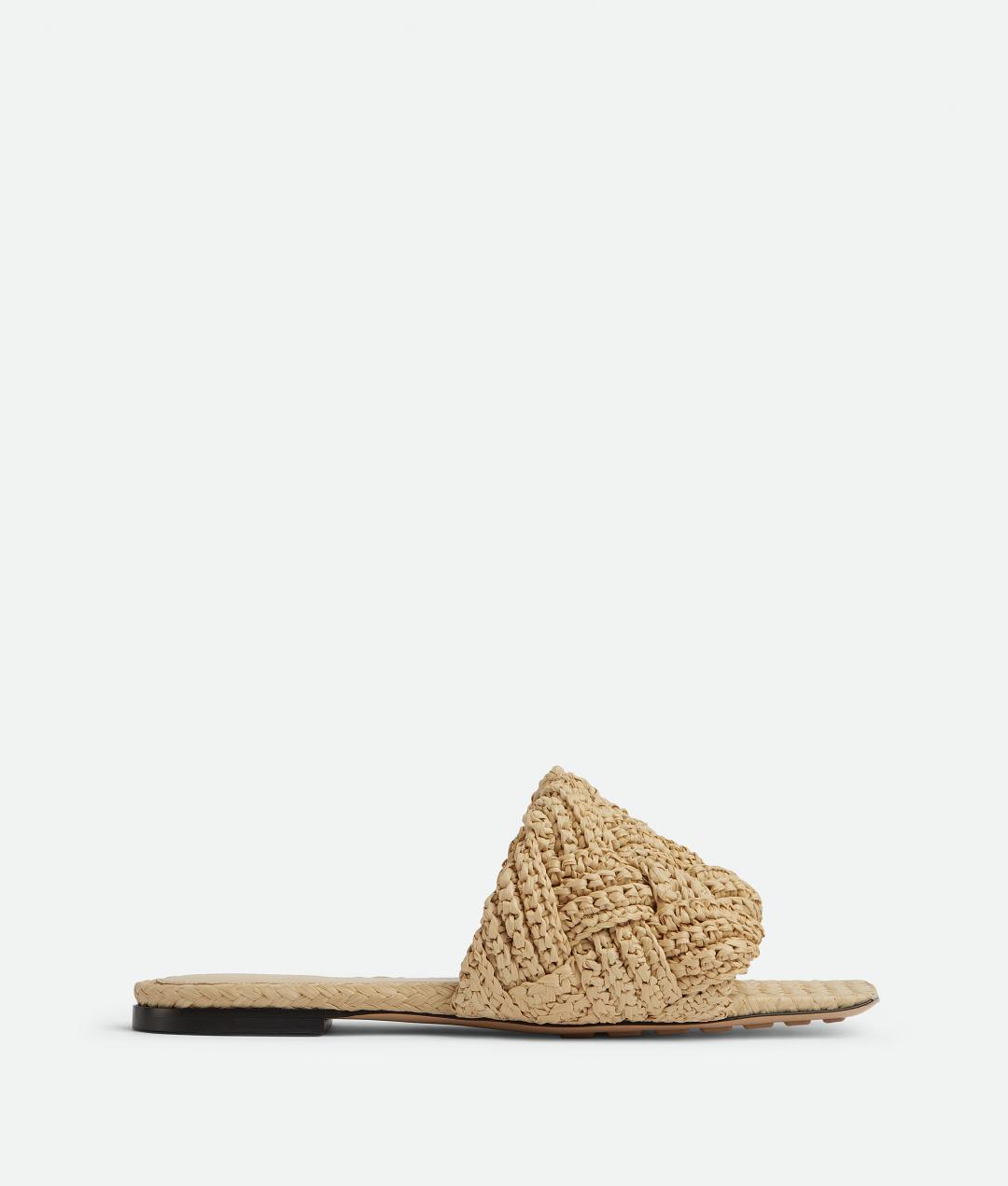 Bottega Veneta拉菲草編織涼鞋，42,900元。
