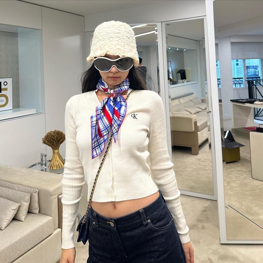 Jennie一身白衣、白帽搭配絲巾，打扮超時髦。