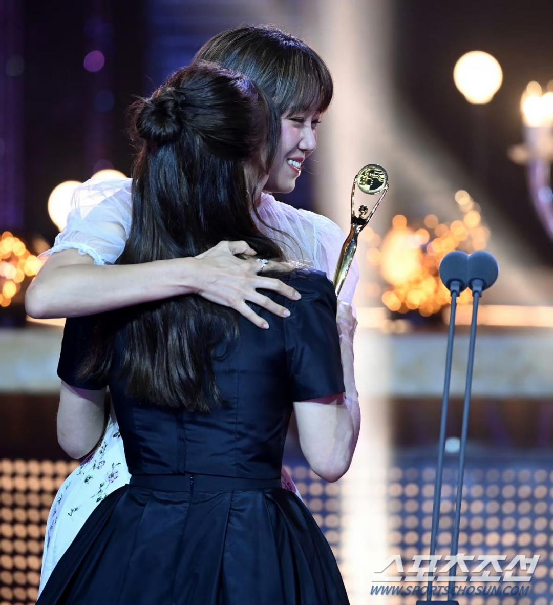 孔曉振在台上頒獎給宋慧喬，並送上溫暖祝福擁抱，兩大女神同台畫面讓粉絲直呼太美了。（翻攝自weibo、韓媒）