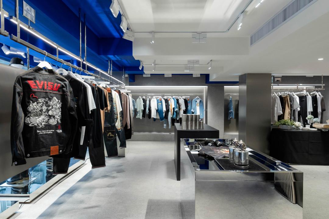 48坪的旗艦店展售男女裝及配件。