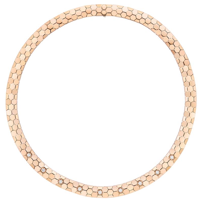 宋慧喬佩戴：Bee My Love 18K玫瑰金項鍊。（CHAUMET提供）