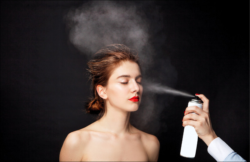 完妝最後一步，使用定妝噴霧不只可以降低脫妝率，還能提升妝容質感。（達志）