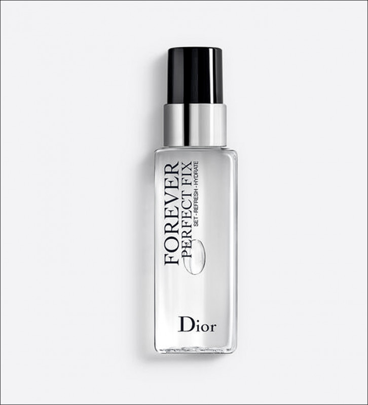 Dior超完美持久定妝噴霧，富含的純淨三色堇精萃與吸油粉體，鎖水定妝一次到位，給肌膚隱形防護，打造保濕又控油的無瑕柔霧妝效。100ml／1,900元。