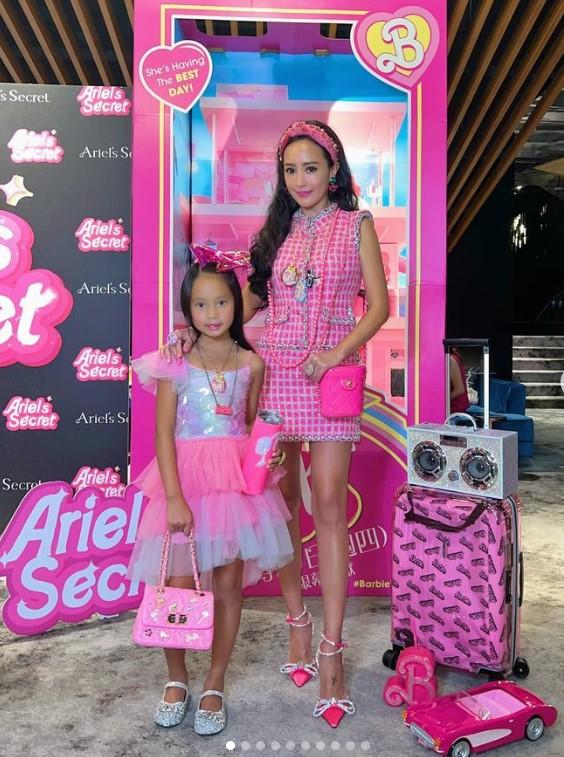 關穎母女一身桃紅，「複製貼上」芭比造型。