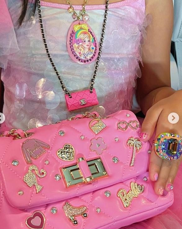女兒CC的包包和配件都是芭比風。
