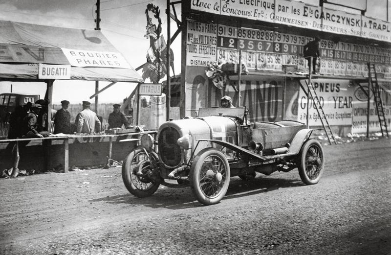 精裝書《24 HOURS OF LE MANS–1923-2023》內頁照，圖為1923年歷史照片。（RICHARD MILLE提供）