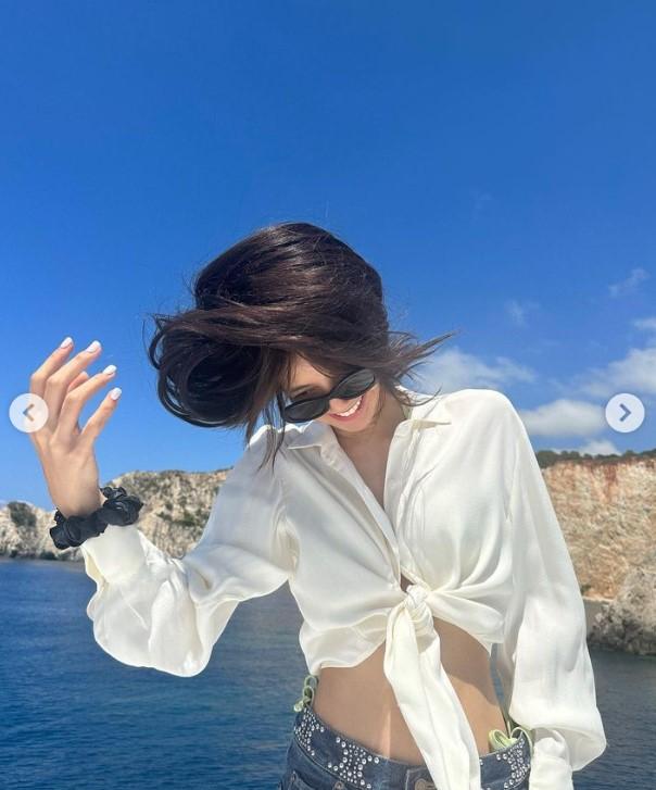 Lisa性感又甜美。