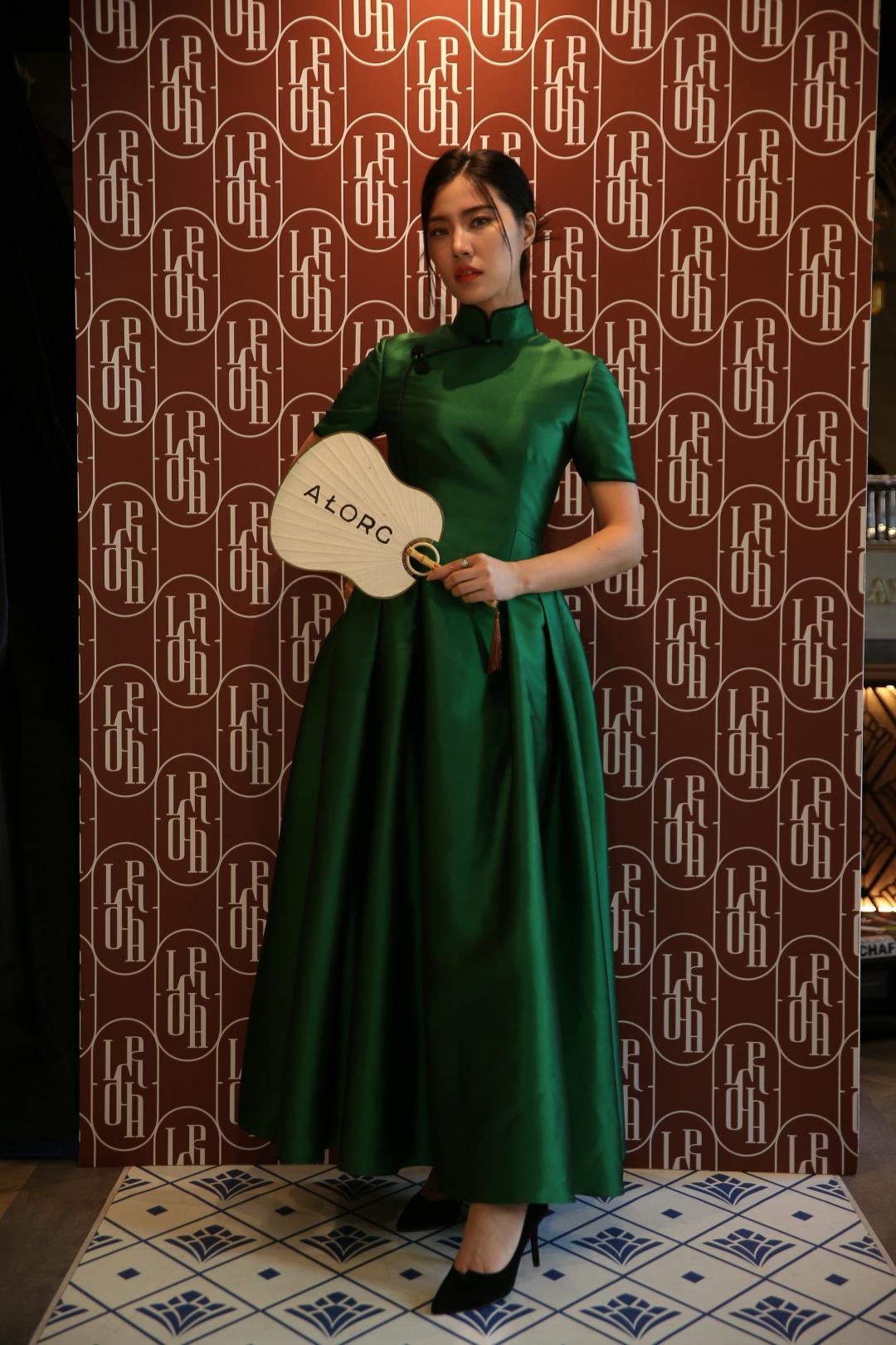 旗袍輪廓但調整為較西式的A字裙版型，結合大露背等元素，呈現中西合璧風格。