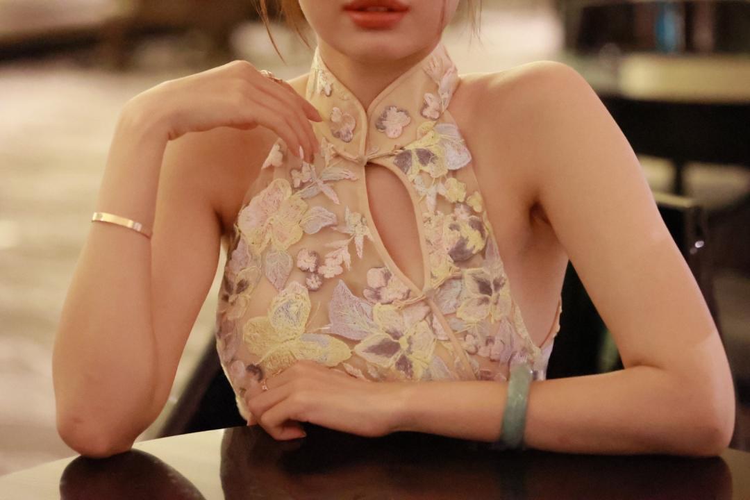 以法國高訂級蕾絲面料製作的手工旗袍，完美揉合東西元素。