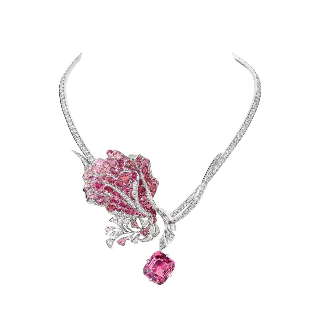 Chaumet Iris鳶尾花項鍊，18K白金鑲嵌1顆重24.25克拉粉紅尖晶石。(Chaumet提供)