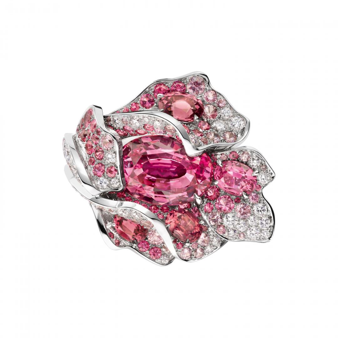 Chaumet Iri鳶尾花戒指，主石為8.14克拉粉紅尖晶石。(Chaumet提供)