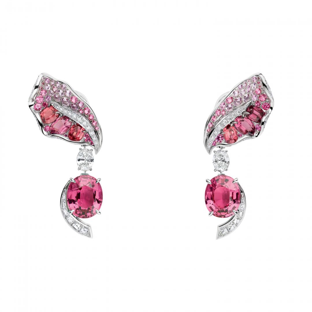 Chaumet Iris鳶尾花耳環。(Chaumet提供)